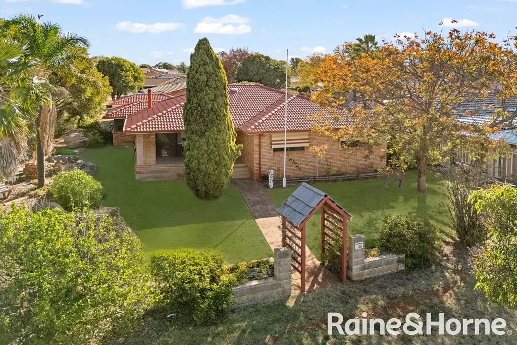 Gulgong 4房  The Complete Family Package with Poolside Appeal!
