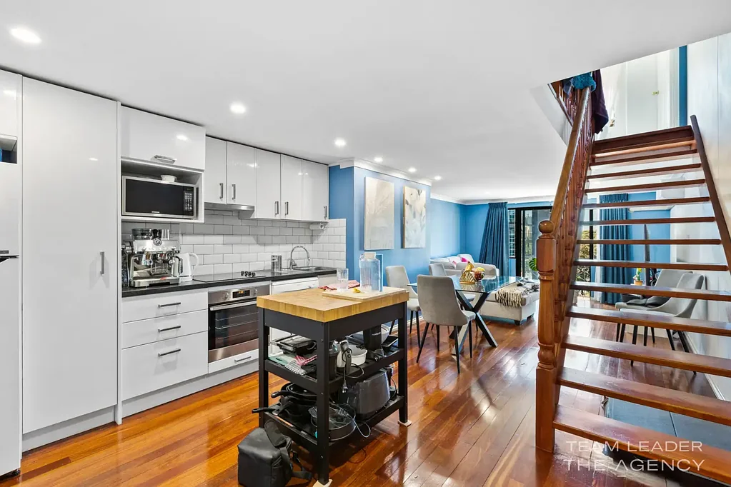 Perth 2房  Unique Three-Level Apartment with City Views