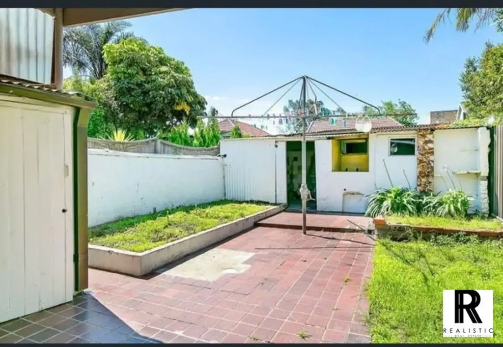 Large 3 Bedroom House in Ashfield Avaliable Now!!