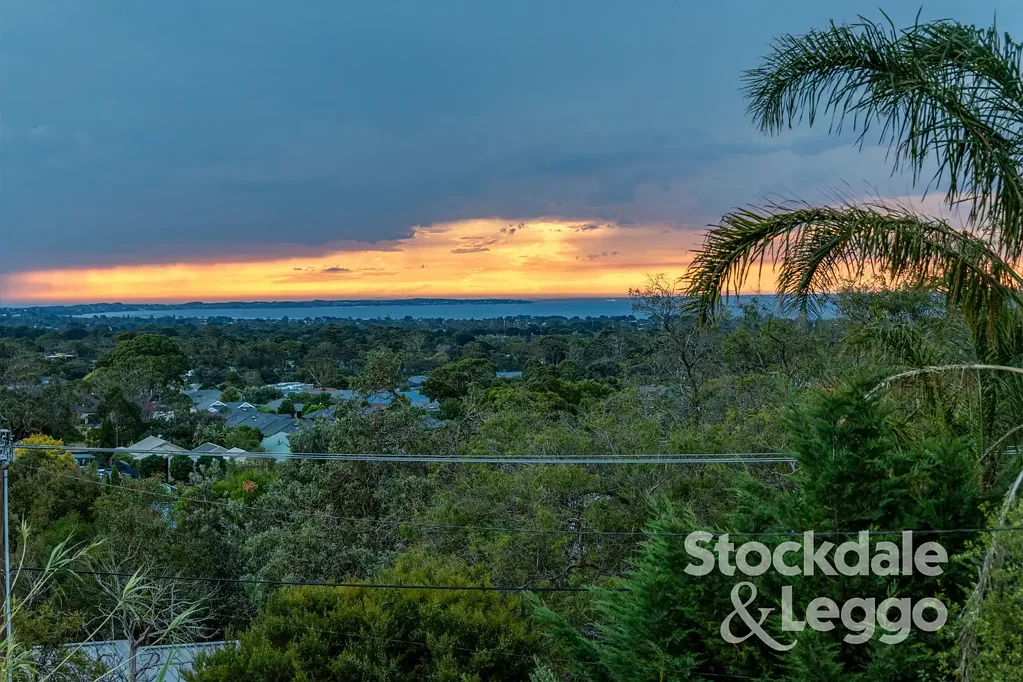 Rosebud 3 Bedroom Hilltop Coastal Hideaway with Bay Views