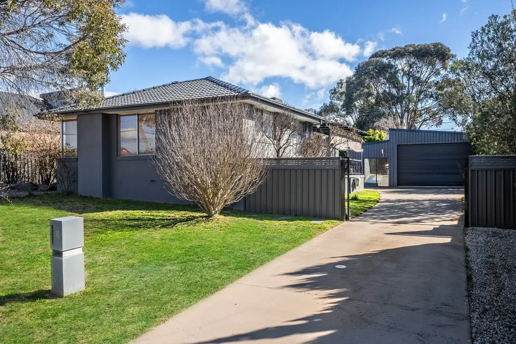 Evatt 4Kwarto Family Comfort Meets Unmatched Garaging!