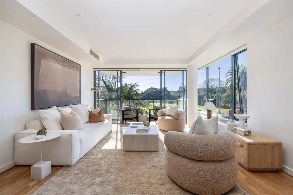 Rushcutters Bay 3Moenga North-facing house-like residence with multiple outdoor settings