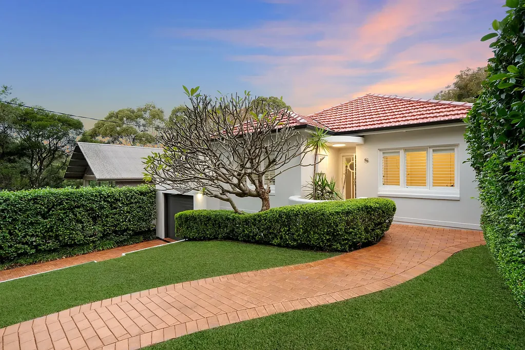 Naremburn 3Zimmer Freestanding c1940s home of stylish modern refinement