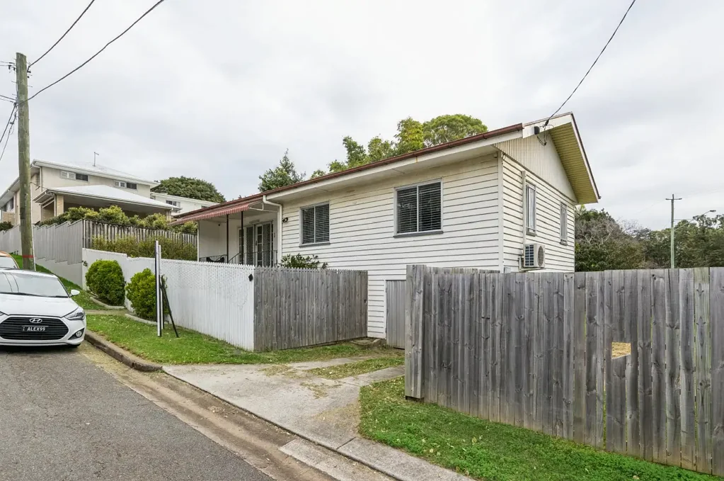 Kedron 3 Slaapkamer Entry-Level Post-War Cottage in the Avenues!