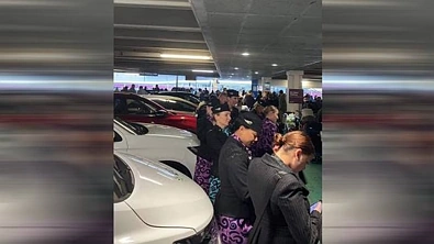 客机被雷劈中！恶劣天气卷土重来，奥克兰机场出现混乱，乘客遭紧急疏散