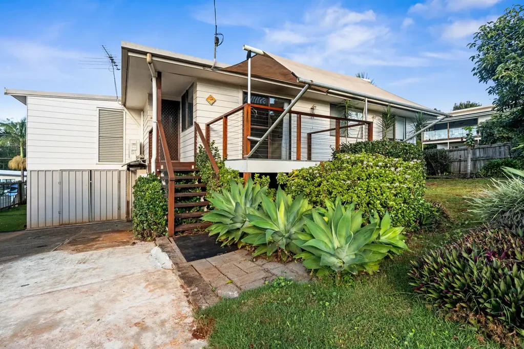 Russell Island 3Phòng ngủ Unbeatable location — just a short stroll to the jetty and moments from Jock Kennedy Park