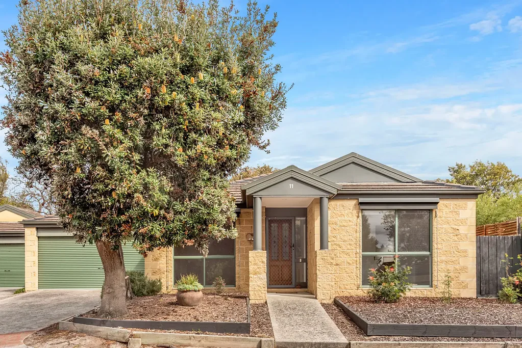 Spacious, Immaculately Maintained Living in Prime Frankston Pocket!