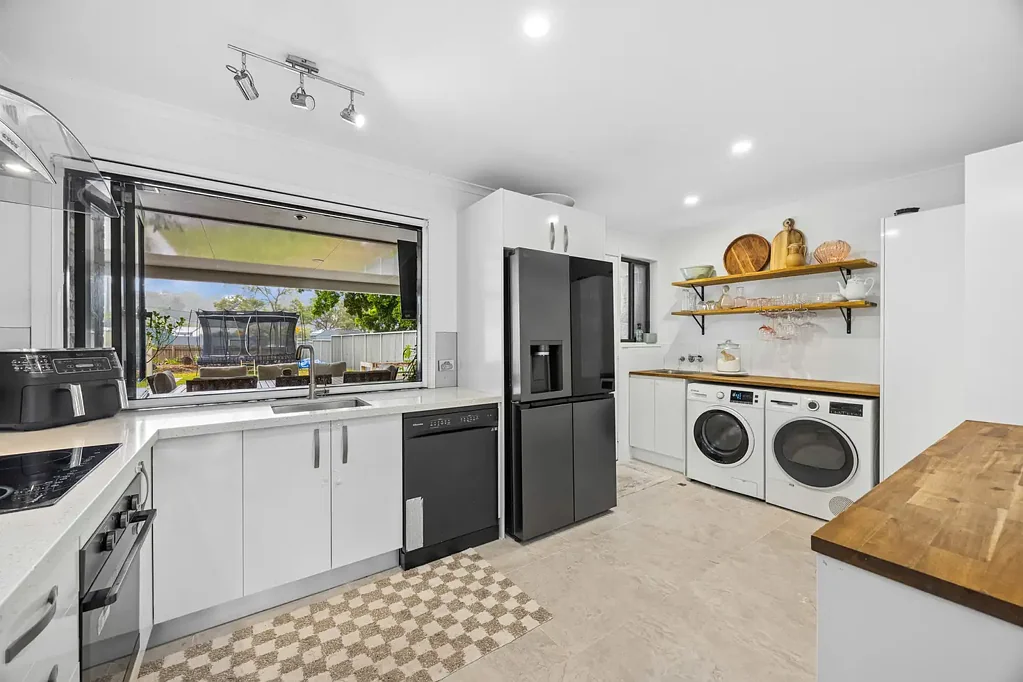 Ashmore 3房  MODERN THREE BEDROOM TOWNHOUSE ON 380m2 BLOCK