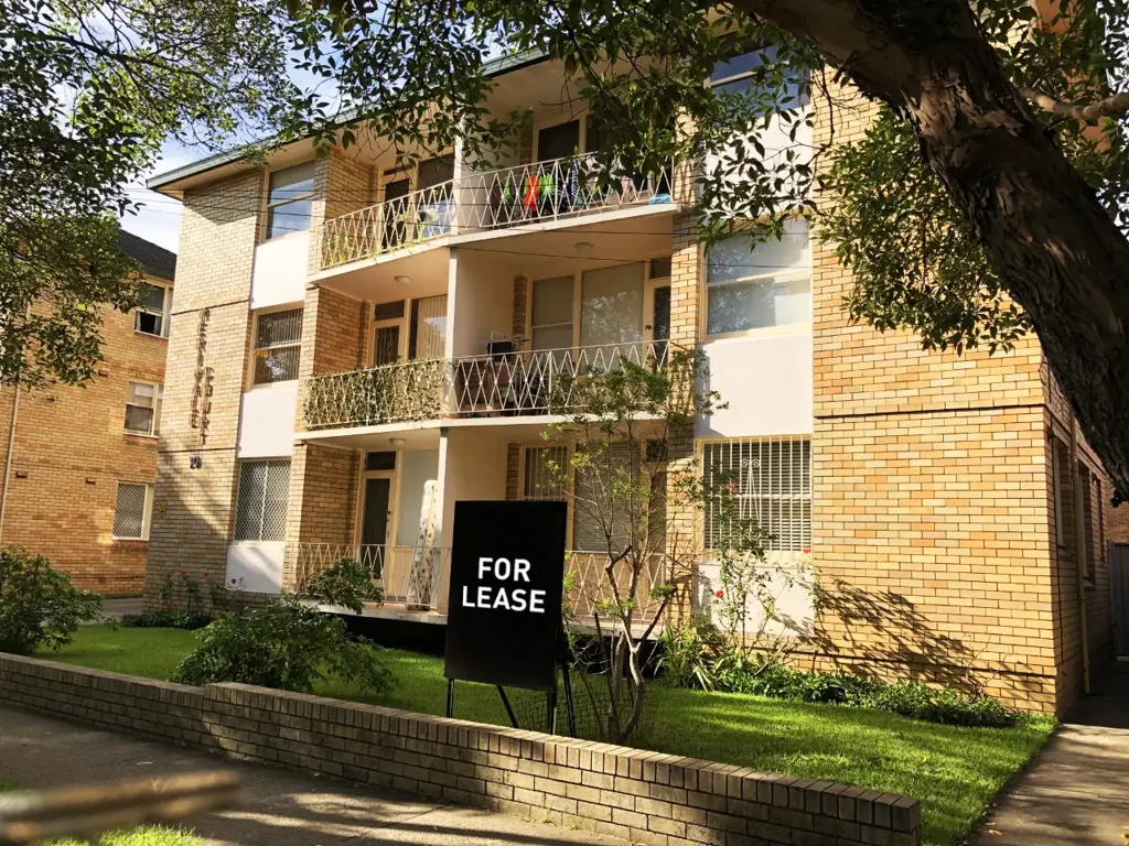WELL PRESENTED IN CONVENIENT SETTING CLOSE TO STATION, SHOPPING PLAZA & ELITE SCHOOLS