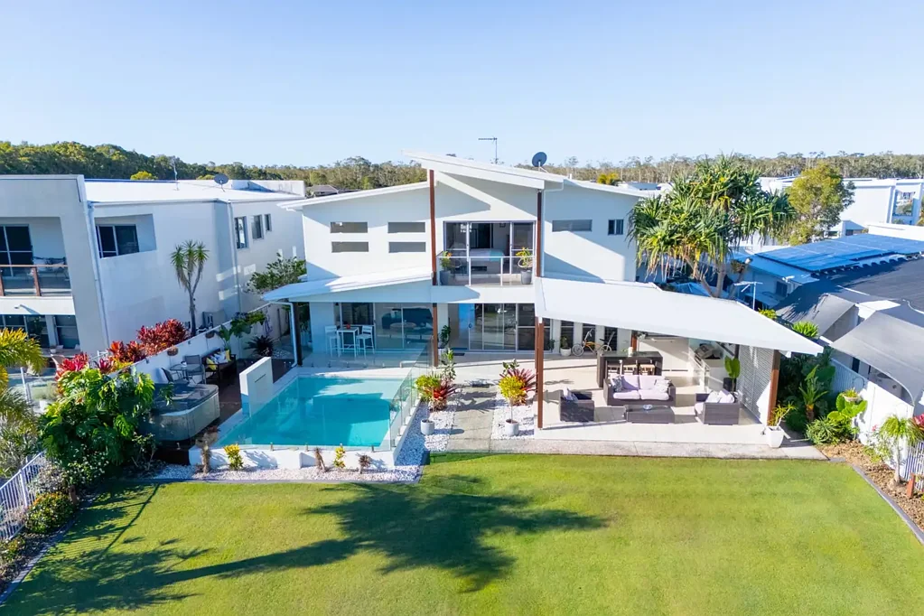 Pelican Waters 5Kwarto DRESS CIRCLE WATERFRONT LIVING WITH SPACE TO ENTERTAIN