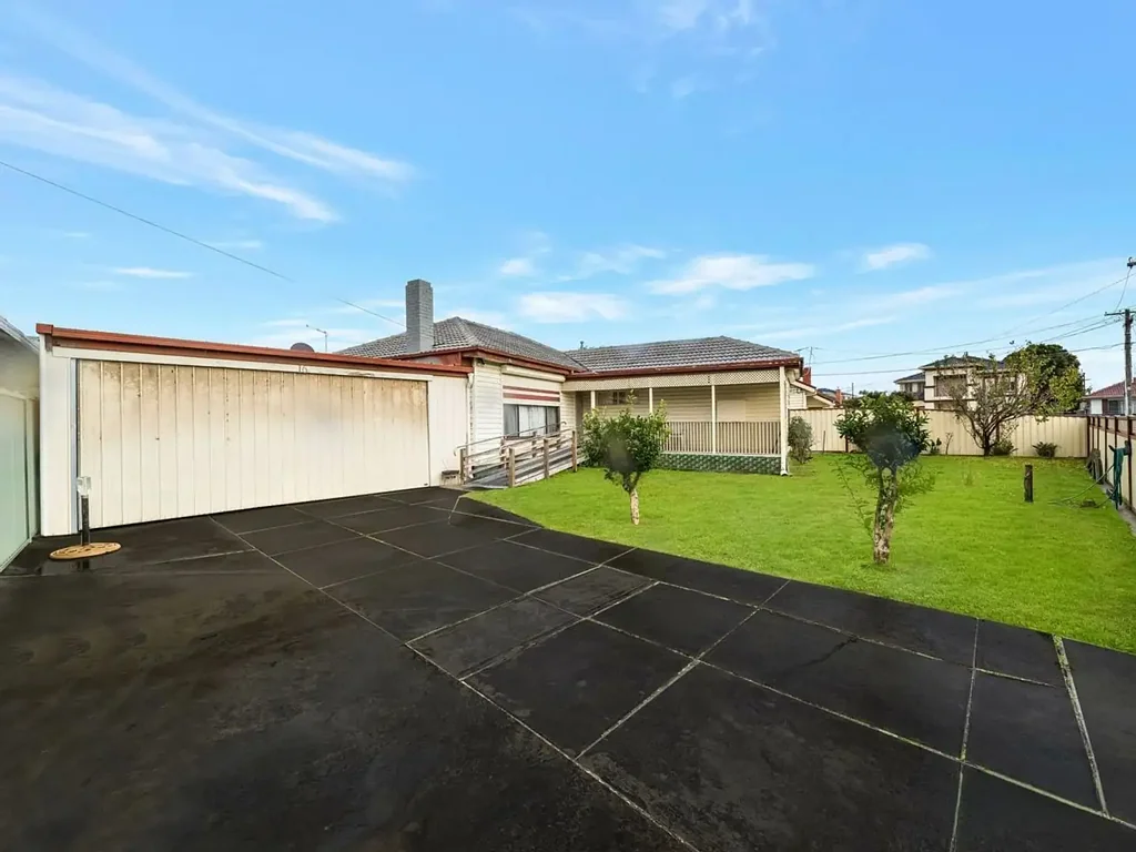 Conveniently Located 3-Bedroom Home Near Sandown Park Station!!