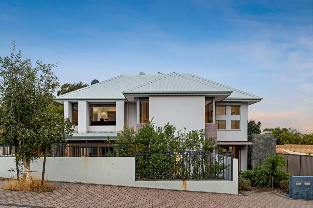 Karrinyup 3 Bedroom Spacious Street-Front Home With City Vista