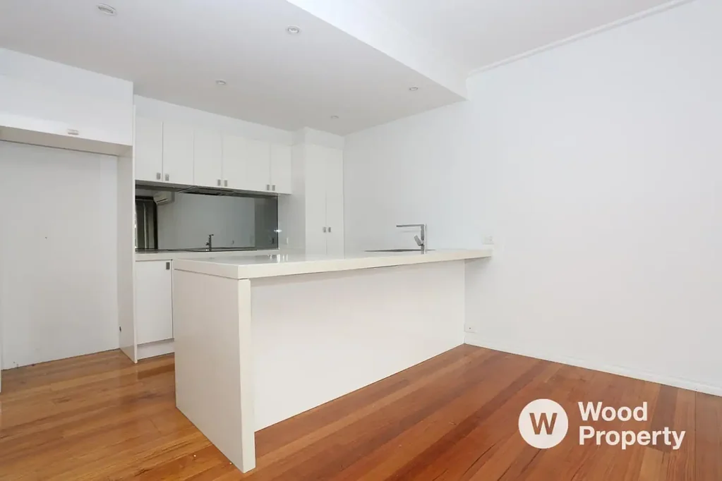 Prime St Kilda Living – 2-Bedroom Apartment Opposite Albert Park Lake