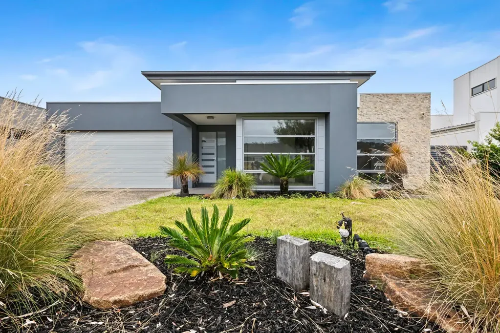 Waterside 5-Bedroom Paradise with Berth