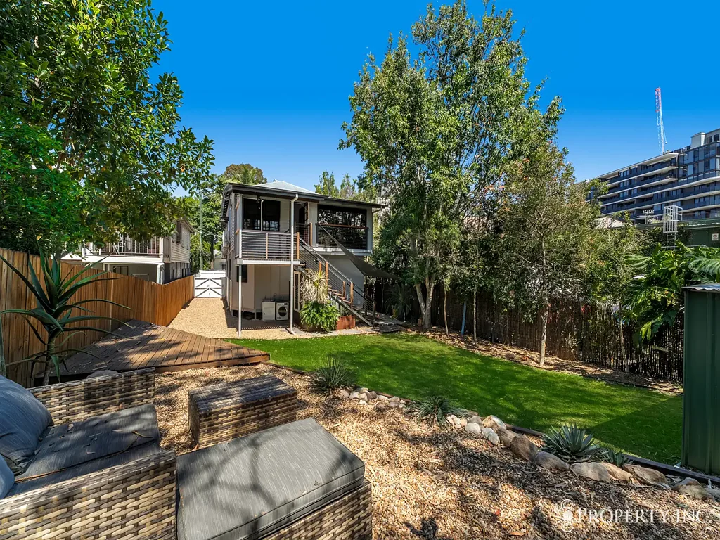 Stunning 4-Bedroom Unit in Prime West End Location