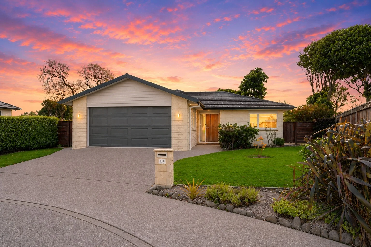 Otaki 3房  Spacious living, decks and garden privacy
