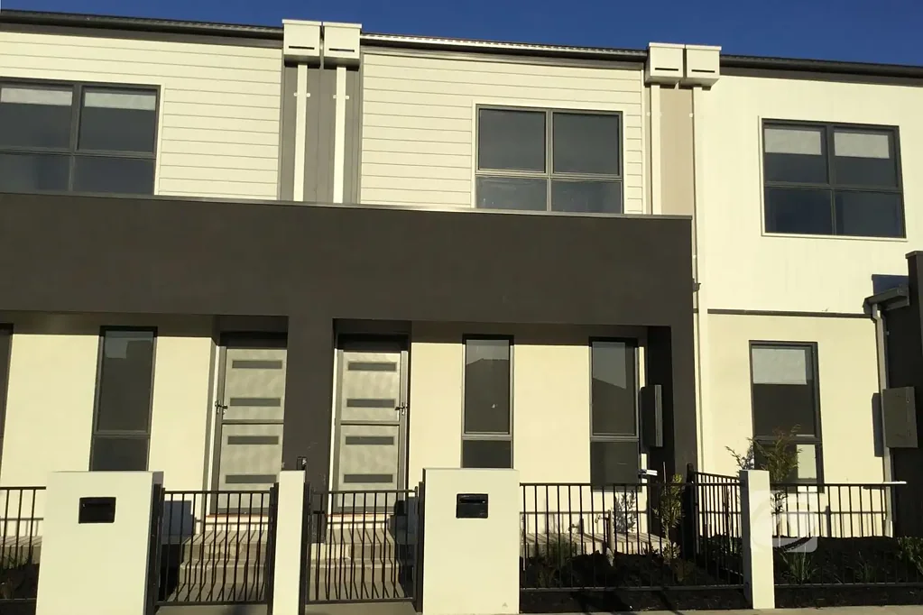 COMFORTABLE LIVING IN A PRIME WALKABLE LOCATION