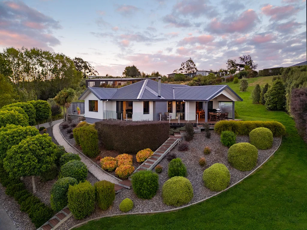 Redwood Valley 3 Slaapkamer Private Location | Triple Garaging & Views