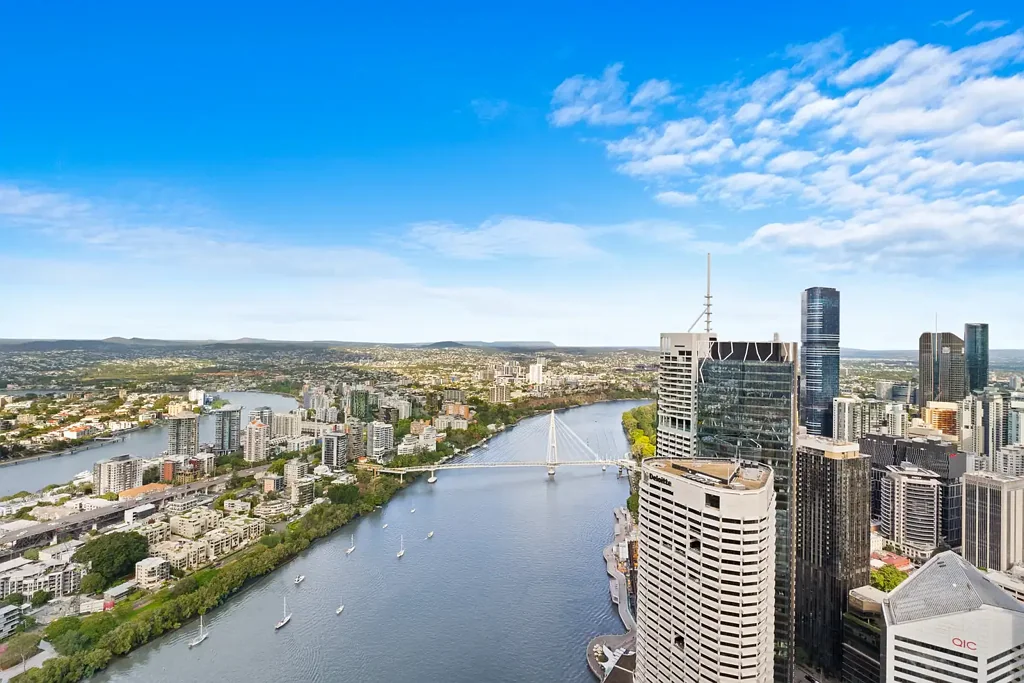 Brisbane City 2房 65层全景视野 2卧2卫全翻新 安全双车位 宽敞阳台 市中心核心地段 高端设施齐全 Above the City, Beyond Compare - A Rare 65th-Floor Sanctuary