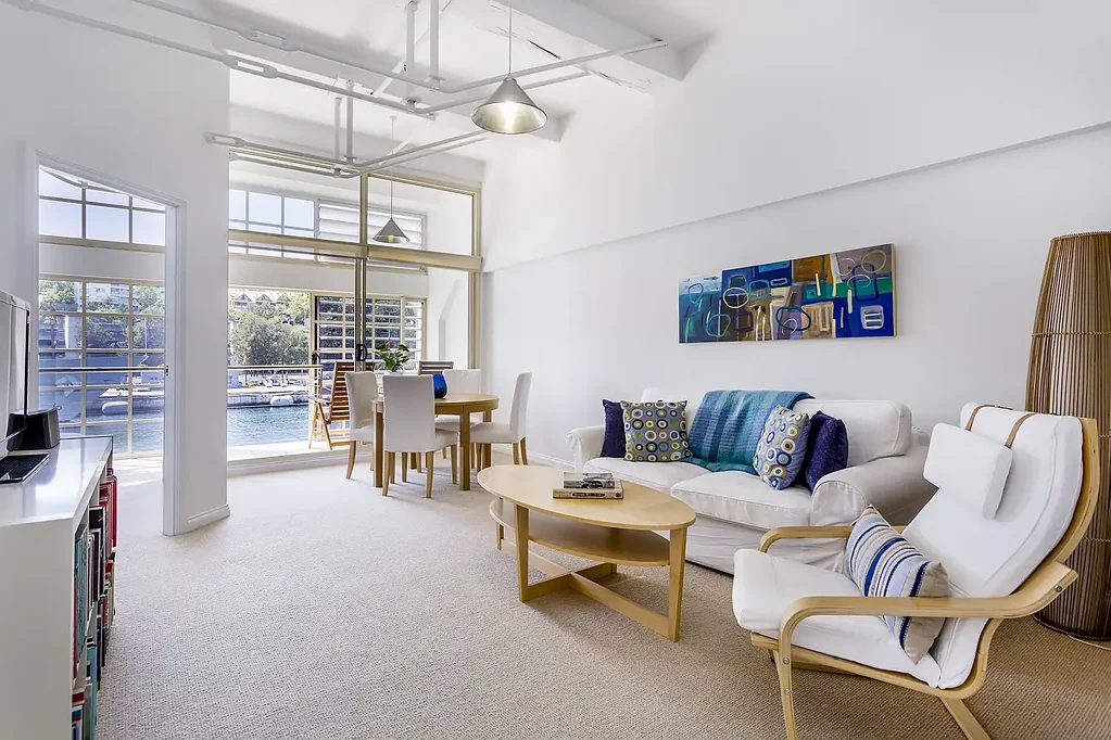 Character‑filled Wharf apartment with water views & sunroom