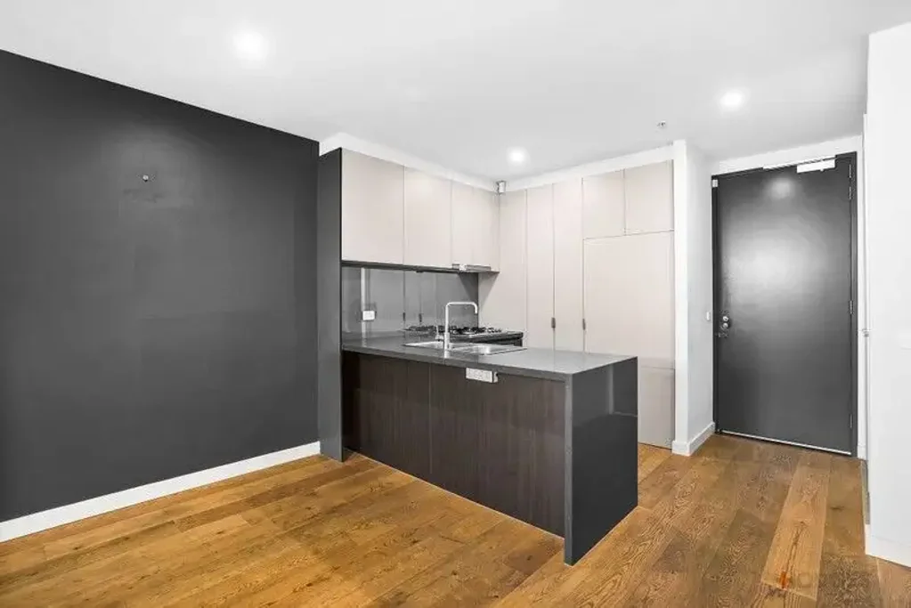 GROUND FLOOR APARTMENT WITH PRIVATE COURTYARD & DIRECT GARAGE ACCESS