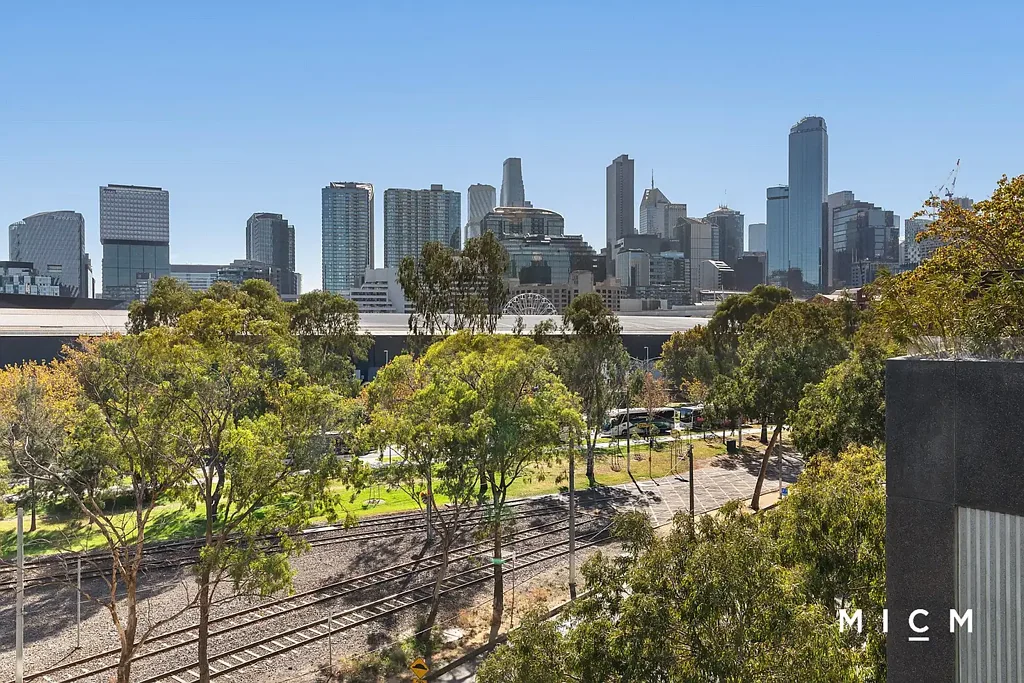 Southbank 2房 城市天际线视野 2卧2卫2阳台 北向明亮光线 室内外无缝流动 Yarra Crest大楼 安全停车 设备齐全健身房 温水泳池 Sleek Retreat with Breathtaking City Views