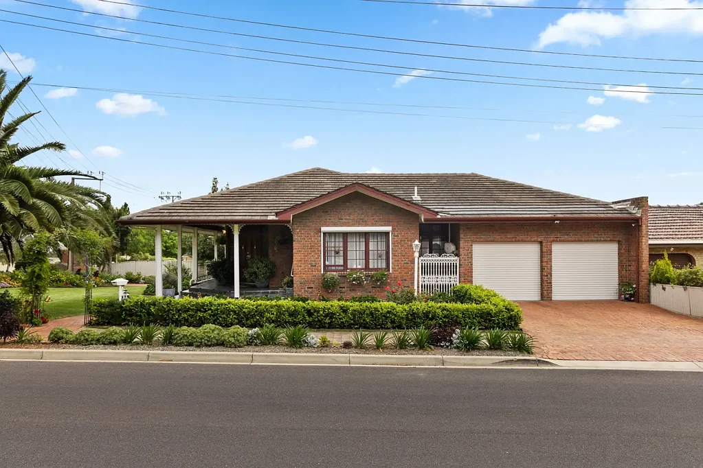 Athelstone 4ਬੈੱਡਰੂਮ A Big-Hearted Home Ready for Its Next Chapter.