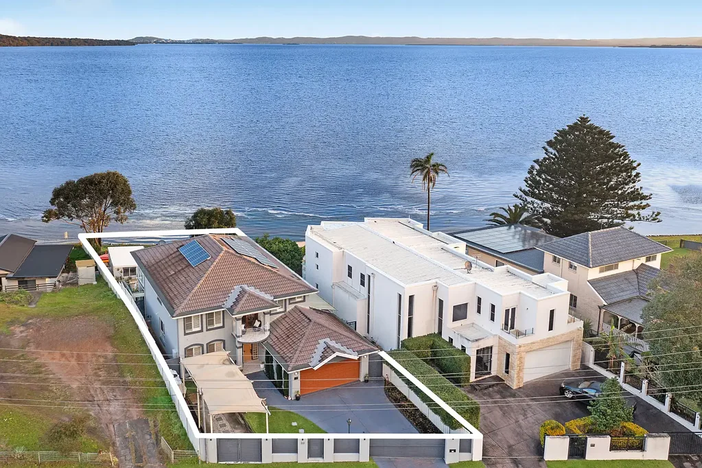 Toukley 5 Bedroom Grand waterfront living