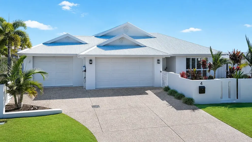Parrearra 4 Slaapkamer Immaculate Kawana Island Home with Pool and Triple Garage