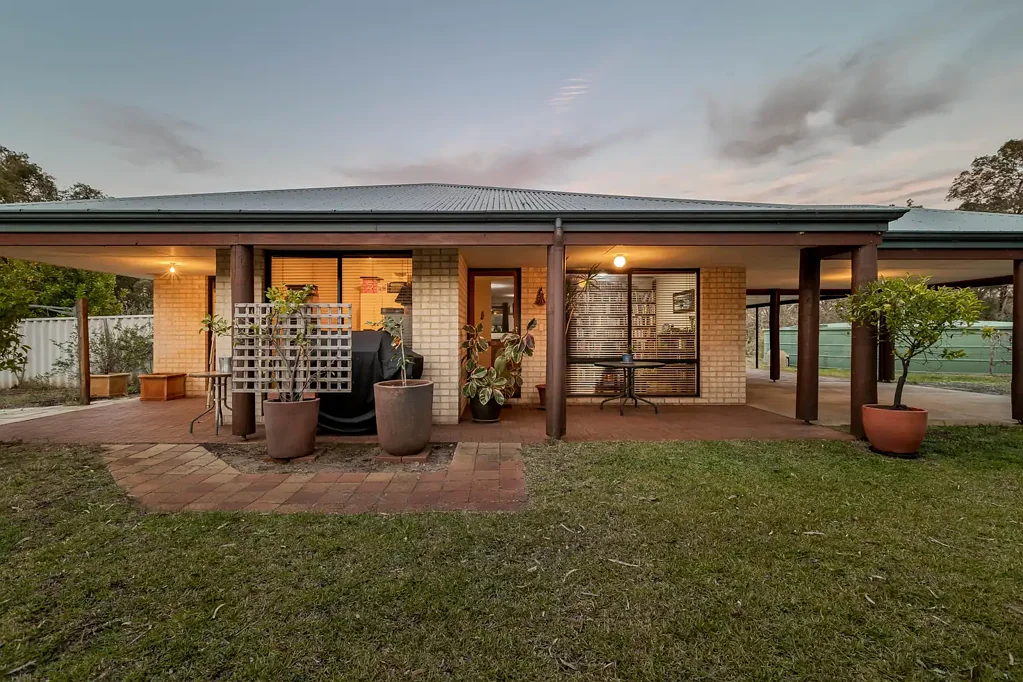 Stratham 3Zimmer 46,600sqm of Freedom. Minutes from Bunbury. Impossible to Replace.
