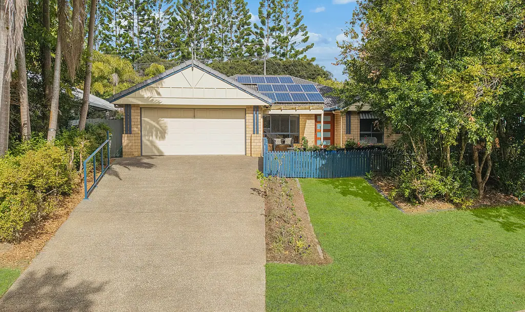 Palmwoods 4 Slaapkamer Modern Family Living Opposite the Lake