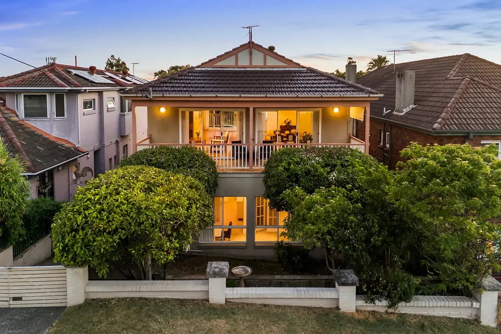 North Bondi 4Zimmer Rare North Bondi Opportunity - Tightly Held Home on approx. 430sqm