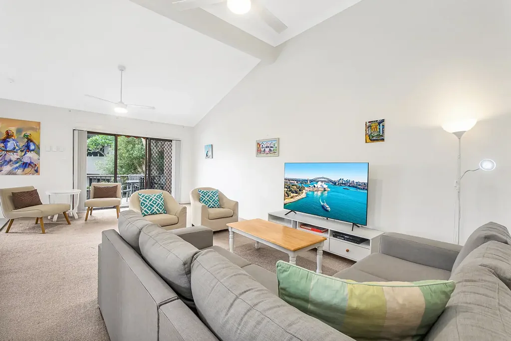Spacious Furnished Townhouse – 200m to the Beach | 6-Month Lease