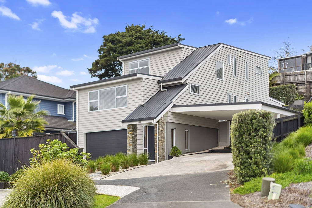 Pukekohe 4ห้องนอน Stylish family living with poolside entertaining
