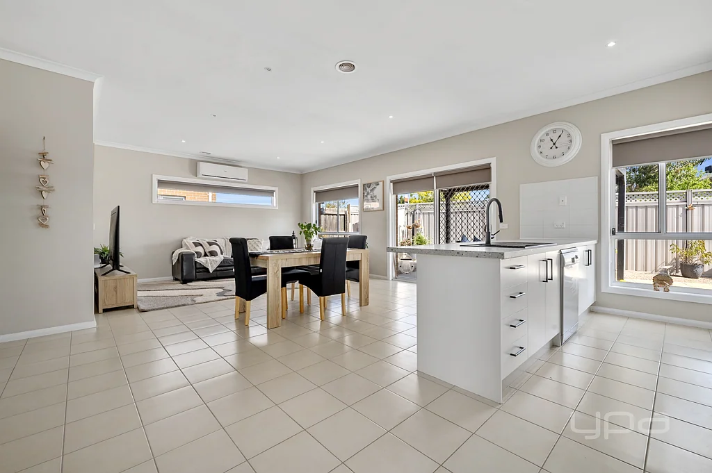 1/38 Galilee Boulevard, Harkness, VIC 3337