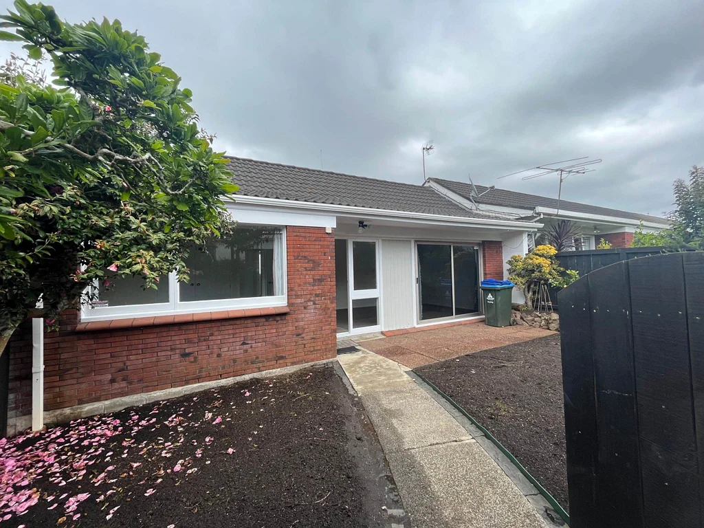 GREAT LOCATION AND SPACIOUS 2 BEDROOM  UNIT