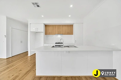 3 Rhynhurst Street, Clyde North, VIC 3978, 3 slaapkamers, 2 badkamers, Townhouse