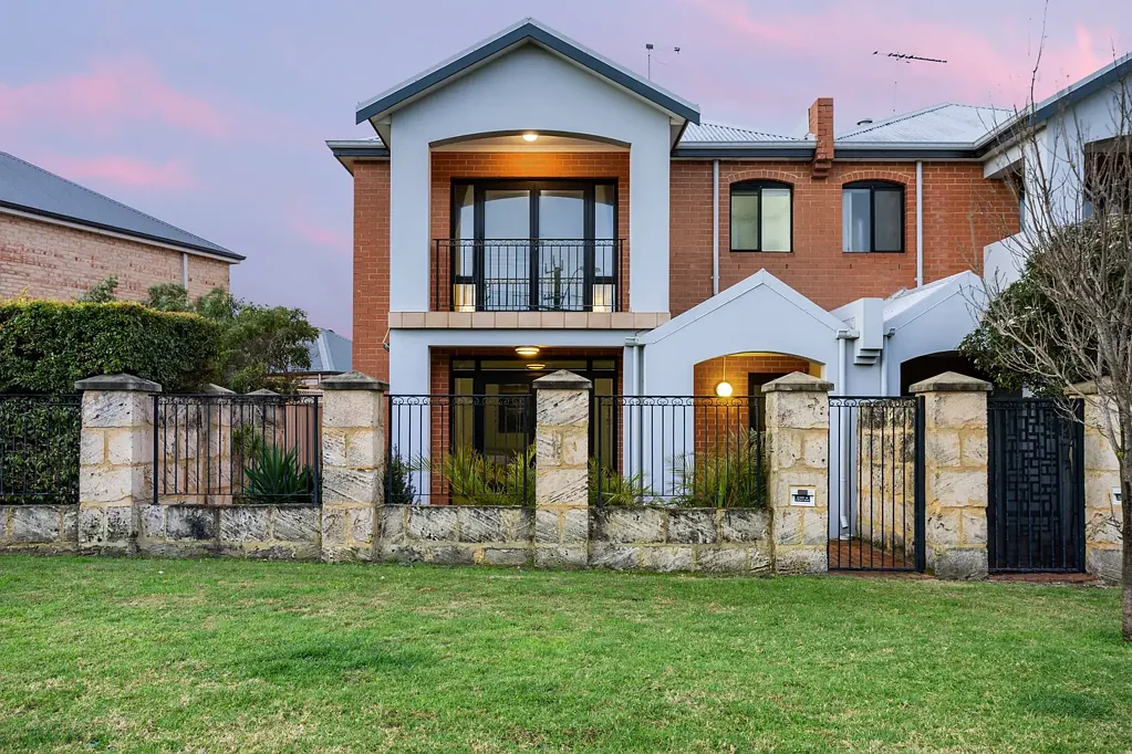 Hamilton Hill 3房  Townhouse Living by the Coast