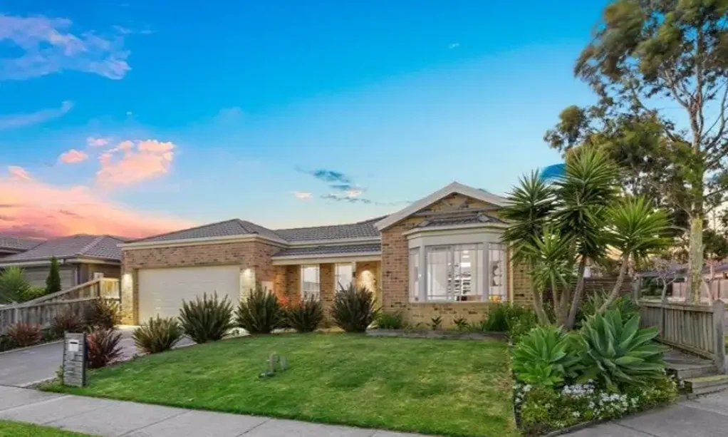 Spacious Family Home in Prime Cranbourne East Location.