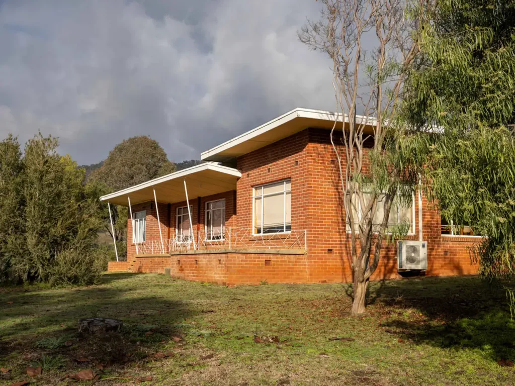 COUNTRY LIVING - 3 BEDROOM FARMHOUSE