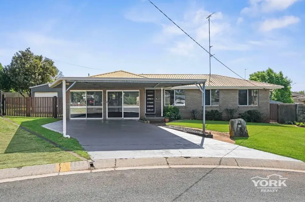 Newtown 4ਬੈੱਡਰੂਮ Updated 4-Bedroom Brick Home with Two Living Areas with large Covered Outdoor Entertaining