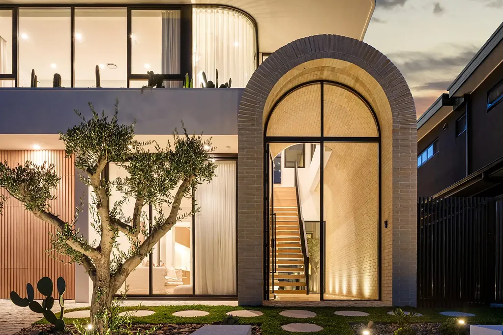 Caringbah South 5房 建筑卓越宣言 定制砖砌工艺 智能厨房设计 无缝户外流动 自然采光充沛 豪华主卧套房 高端建材配置 太阳能系统齐全 Bianco on Whitewood - A Masterpiece of Modern Design and Artistry