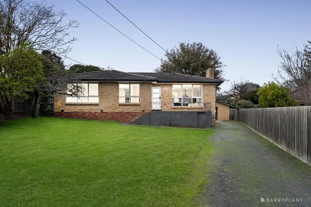 Mooroolbark 3ਬੈੱਡਰੂਮ Stylishly renovated living with expansive outdoor space and future potential.