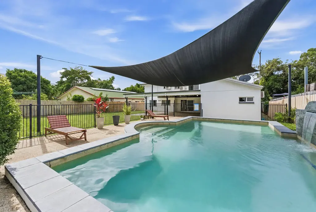 Kewarra Beach 5ห้องนอน 'The White House' with Dual Living Granny Flat | Huge Outdoor Area & Swimming Pool
