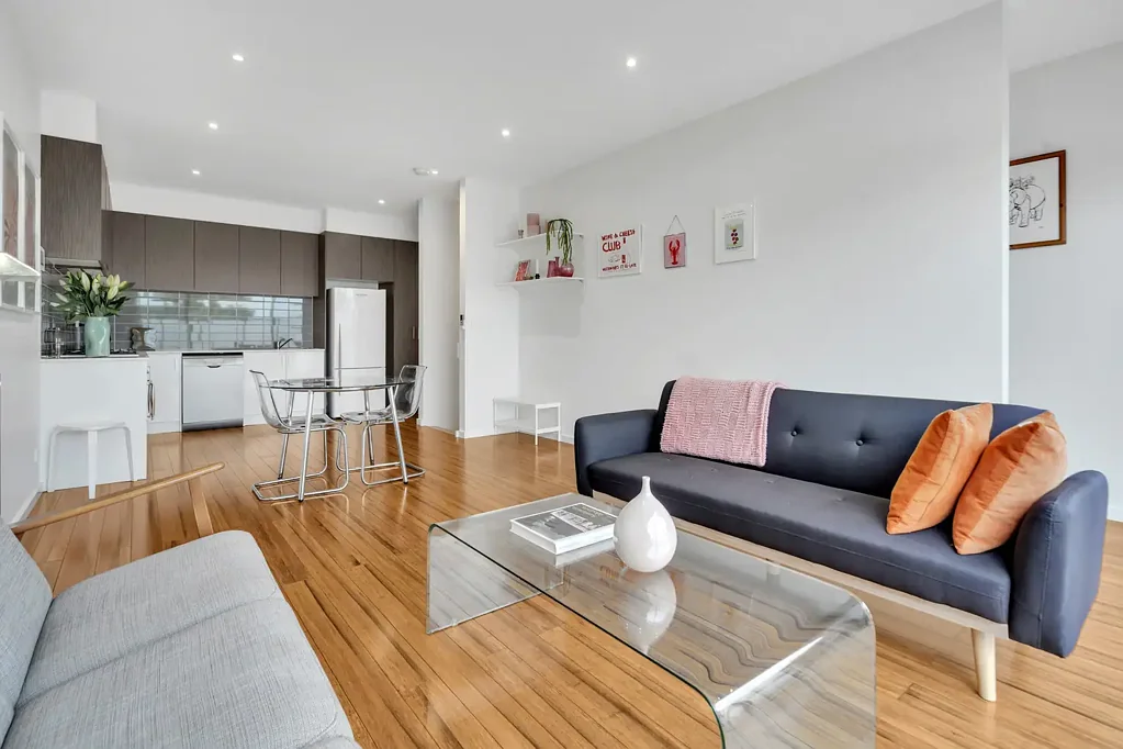 Moonee Ponds 2房 黄金地段隐私便利、现代厨房Smeg电器、私人阳台城市景观、时尚浴室欧式洗衣房、全年暖气冷气、安全私人车库。 Affordable Townhouse In Prime Moonee Ponds Location
