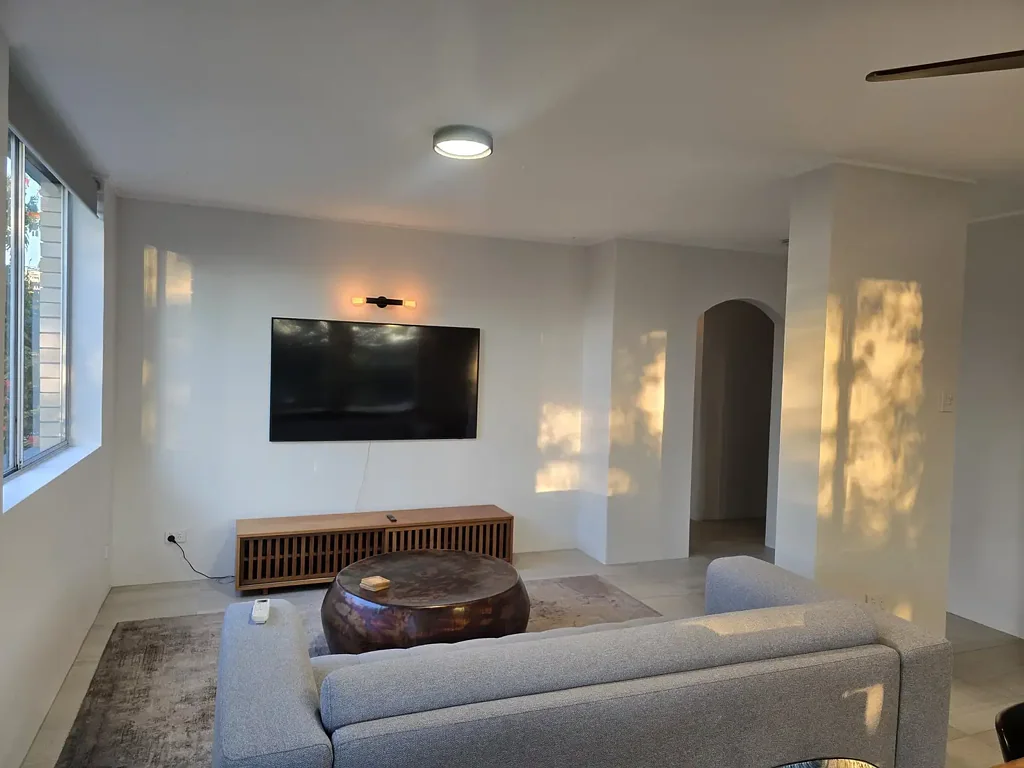 Stunning Renovated & Furnished Apartment – 450m to UQ!