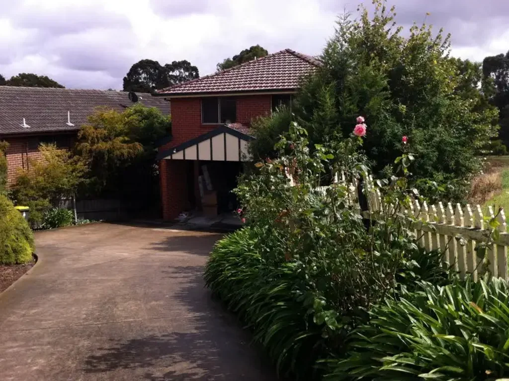 Townhouse In Enviable Locale!
