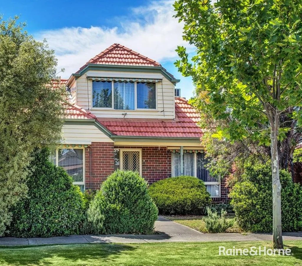 Spacious, Light-Filled Townhouse in a Prime Family-Friendly Location