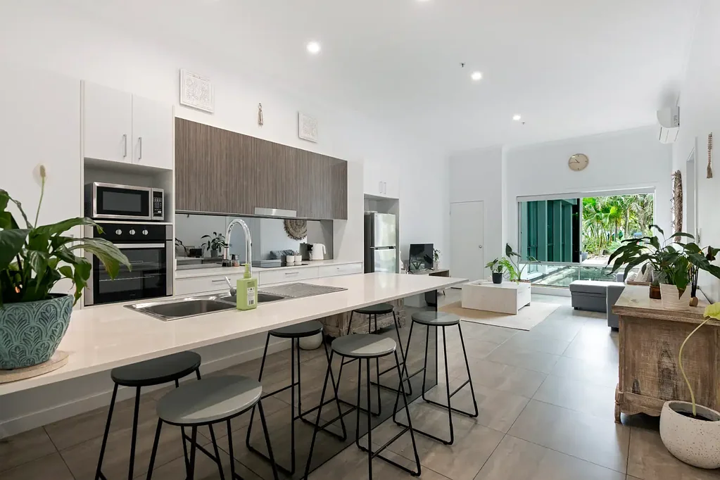 Surfers Paradise 1침실 Easy Access with this Ground Floor Renovated Apartment with Lagoon Views