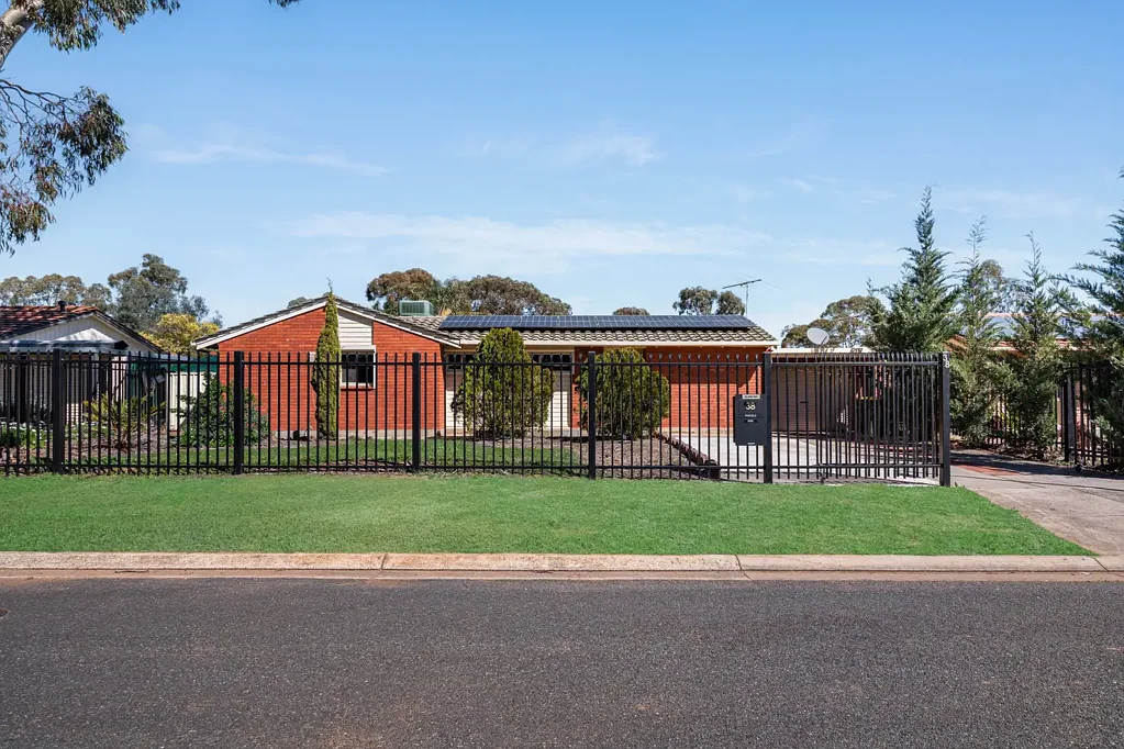 Para Hills West 3房  Versatile, Secure & Abundant Family Living Quarters